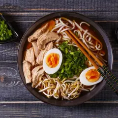 Miseczka aromatycznego ramenu z kurczakiem, jajkiem i kiełkami fasoli. Czy ramen jest zdrowy? Zależy od składników, ale ten wygląda apetycznie i pożywnie.