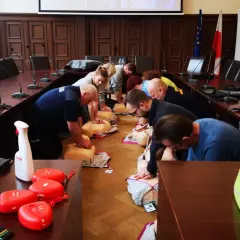 Czy szkolenie z pierwszej pomocy jest obowiązkowe w Twojej pracy?