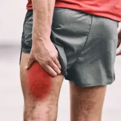 Ból uda po treningu. Co na naderwany mięsień? Czerwony obszar wskazuje na uraz.