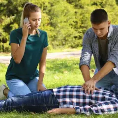 Dlaczego warto udzielać pierwszej pomocy? Ratuj życie i uniknij tragedii!