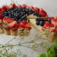 Fit tarta z owocami i budyniem: przepis na zdrowy deser