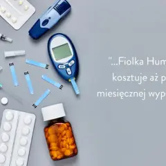 Medyczne akcesoria, glukometr, strzykawki, pigułki i cytat o tym, ile kosztuje badanie na cukrzycę.
