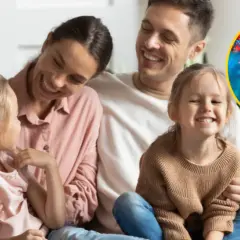 Szczęśliwa rodzina z dziećmi, obok której widnieje symbol DNA, sugerujący dziedziczna choroba krwi.