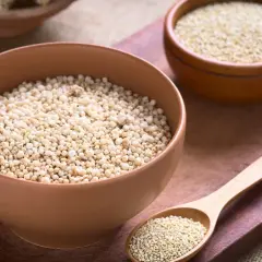 Dwie miseczki i łyżka pełne komosy ryżowej. Czy komosa ryżowa jest zdrowa? Tak, to superfood pełne białka i błonnika.