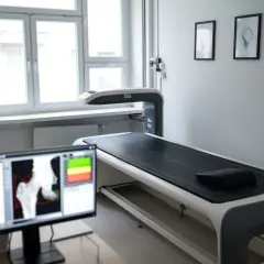 Gabinet do densytometrii. Na ekranie wyniki badania kręgosłupa, szyjki kości udowej.