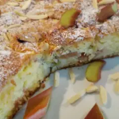 Najlepsze ciasto z rabarbarem i płatkami migdałowymi: prosty przepis krok po kroku