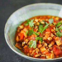 Najlepsza fasolka po bretońsku wege z tofu: przepis, który zaskakuje smakiem
