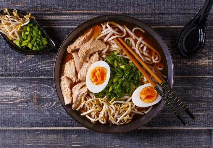 Miseczka aromatycznego ramenu z kurczakiem, jajkiem i kiełkami fasoli. Czy ramen jest zdrowy? Zależy od składników, ale ten wygląda apetycznie i pożywnie.