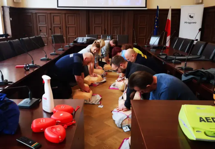 Czy szkolenie z pierwszej pomocy jest obowiązkowe w Twojej pracy?