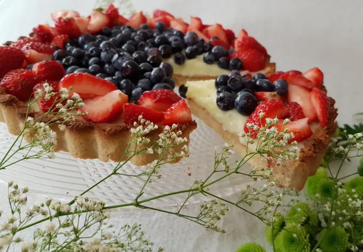 Fit tarta z owocami i budyniem: przepis na zdrowy deser