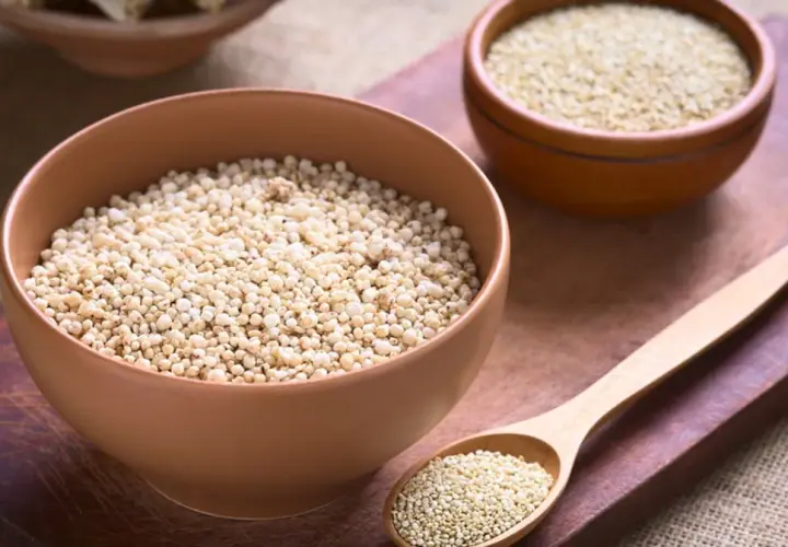 Dwie miseczki i łyżka pełne komosy ryżowej. Czy komosa ryżowa jest zdrowa? Tak, to superfood pełne białka i błonnika.