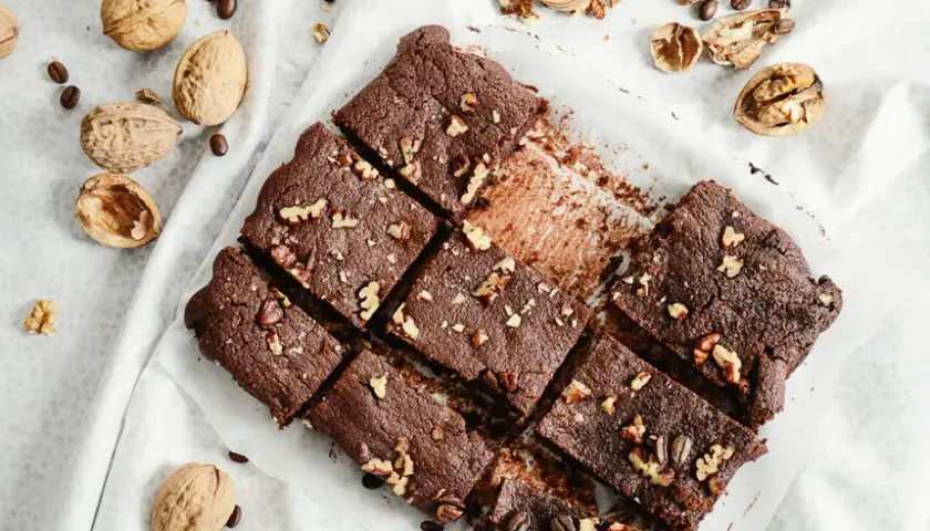 Jak zrobić mało kaloryczne brownie: przepis na fit deser bez wyrzeczeń