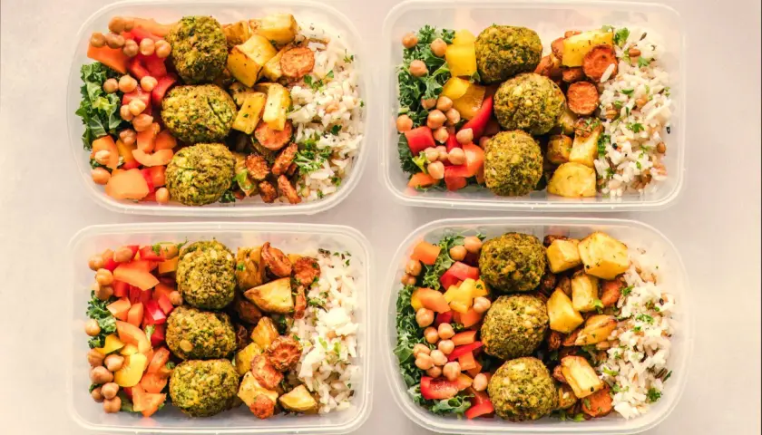 Cztery pojemniki z posiłkami: falafel, ryż, pieczone warzywa i sałatka. Idealny jadłospis na dietę dobrych produktów.