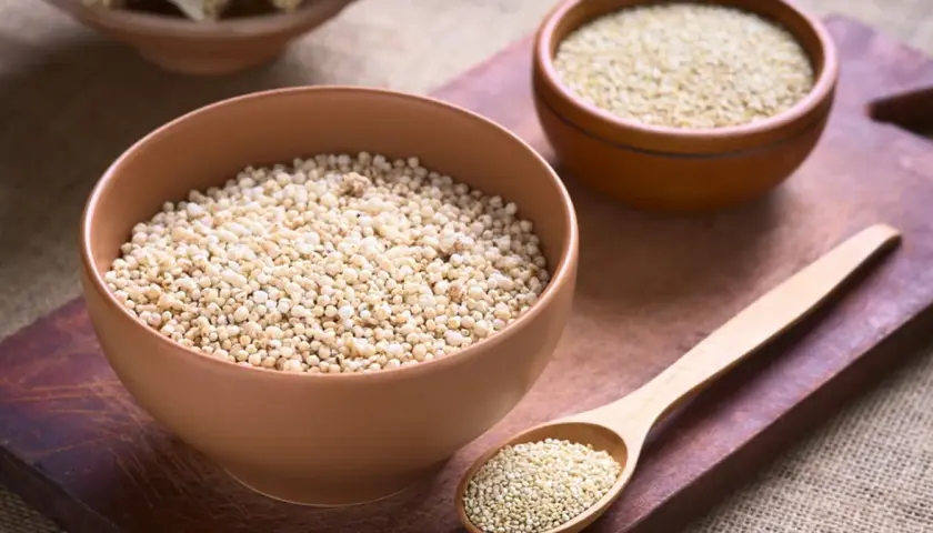 Dwie miseczki i łyżka pełne komosy ryżowej. Czy komosa ryżowa jest zdrowa? Tak, to superfood pełne białka i błonnika.