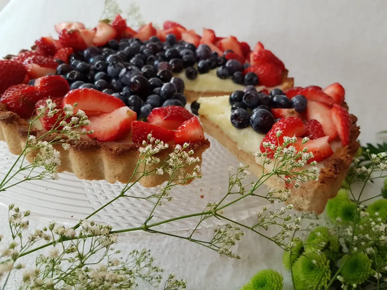 Fit tarta z owocami i budyniem: przepis na zdrowy deser