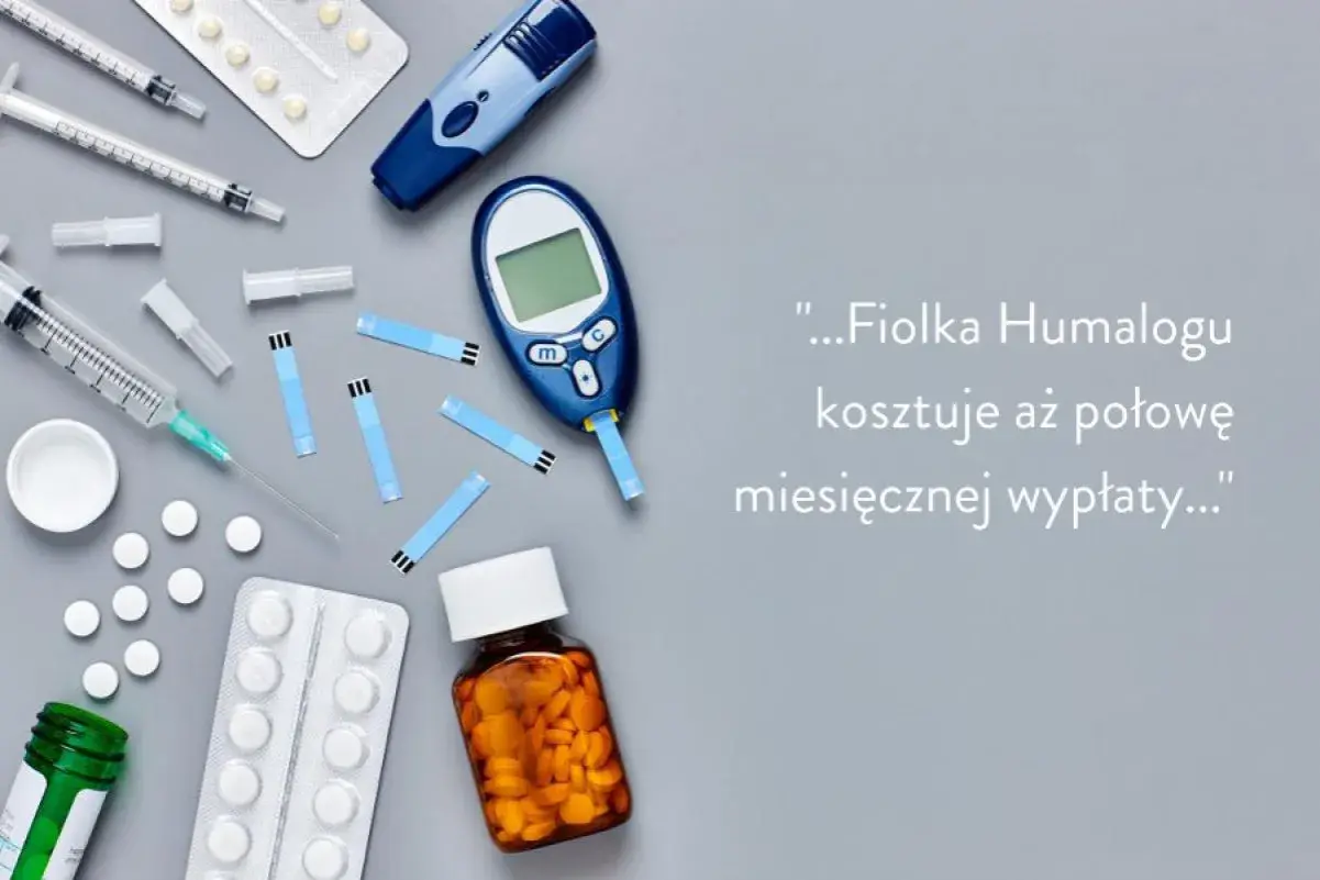 Medyczne akcesoria, glukometr, strzykawki, pigułki i cytat o tym, ile kosztuje badanie na cukrzycę.