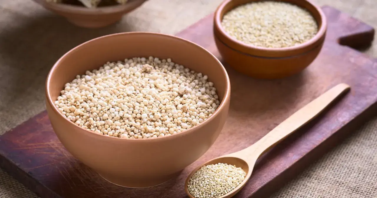 Dwie miseczki i łyżka pełne komosy ryżowej. Czy komosa ryżowa jest zdrowa? Tak, to superfood pełne białka i błonnika.