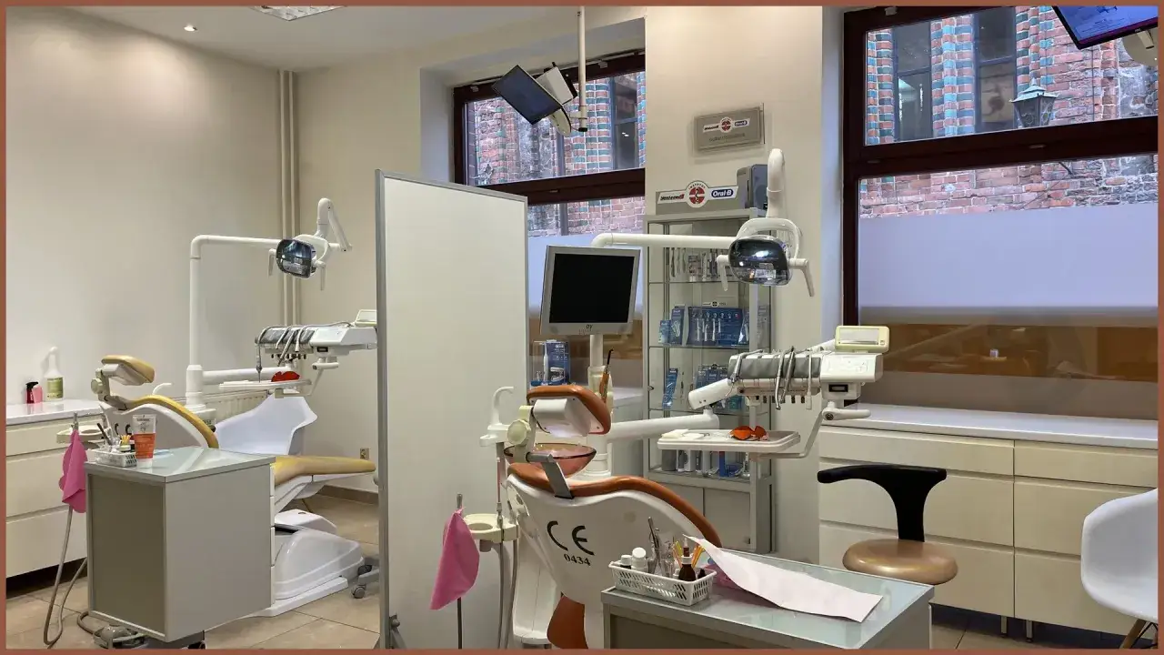 Gabinet stomatologiczny ze sprzętem i fotelami dentystycznymi.