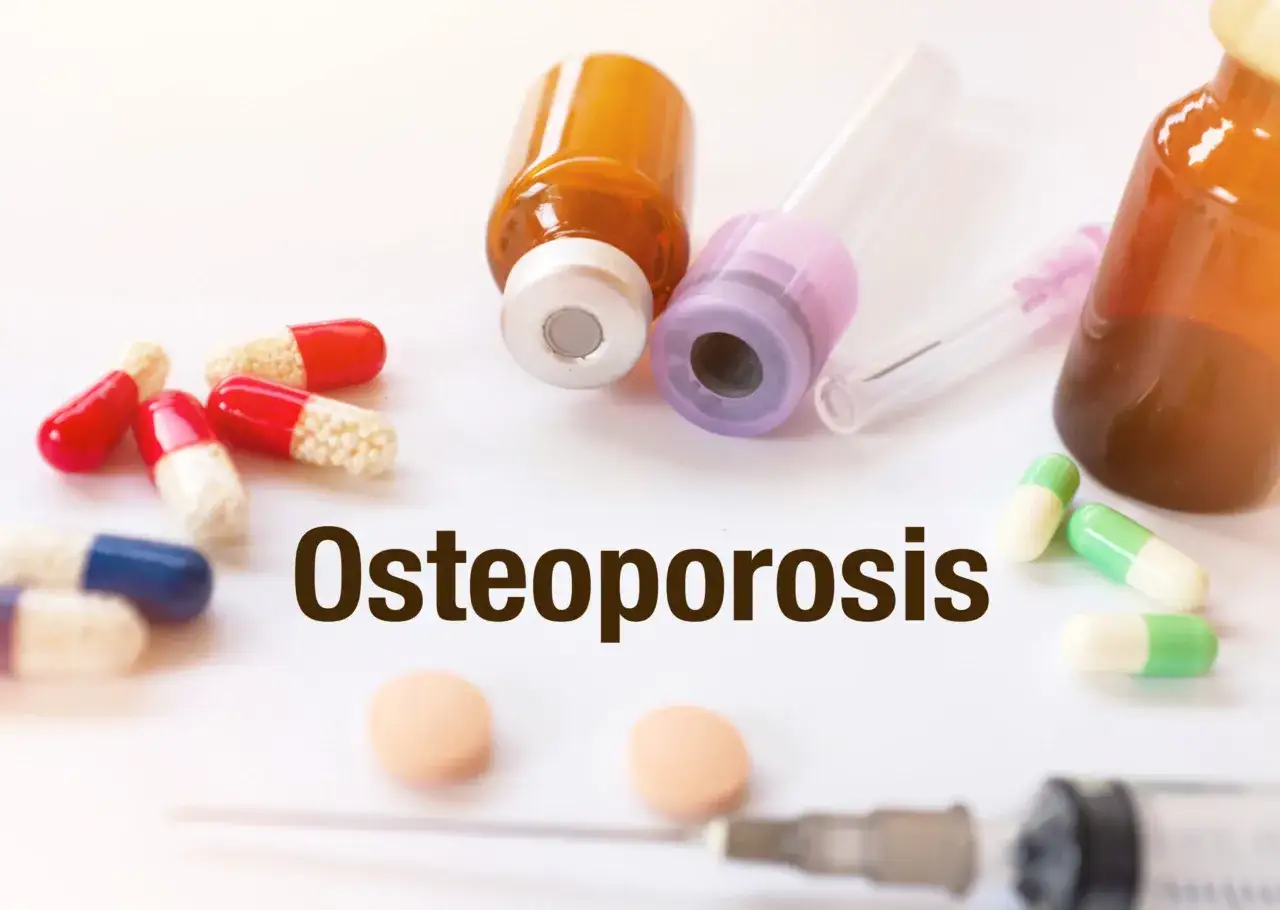 Leki i strzykawka symbolizują nowoczesne leczenie osteoporozy.