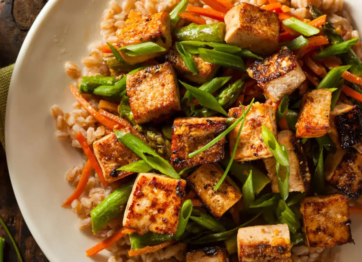 Smażone kostki tofu z warzywami i kaszą. Czy tofu jest lekkostrawne? Tak, zwłaszcza w takiej postaci.